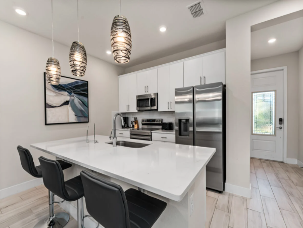 Luxury Townhouse 3-bedroom - Great Amenities in Reunion